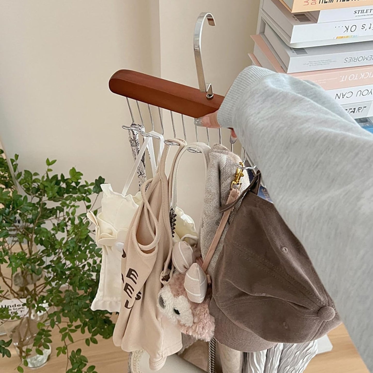 Multifunctional Non-Slip Storage Hangers with 8 Hooks, 360 Degree Swivel { pack of 2}